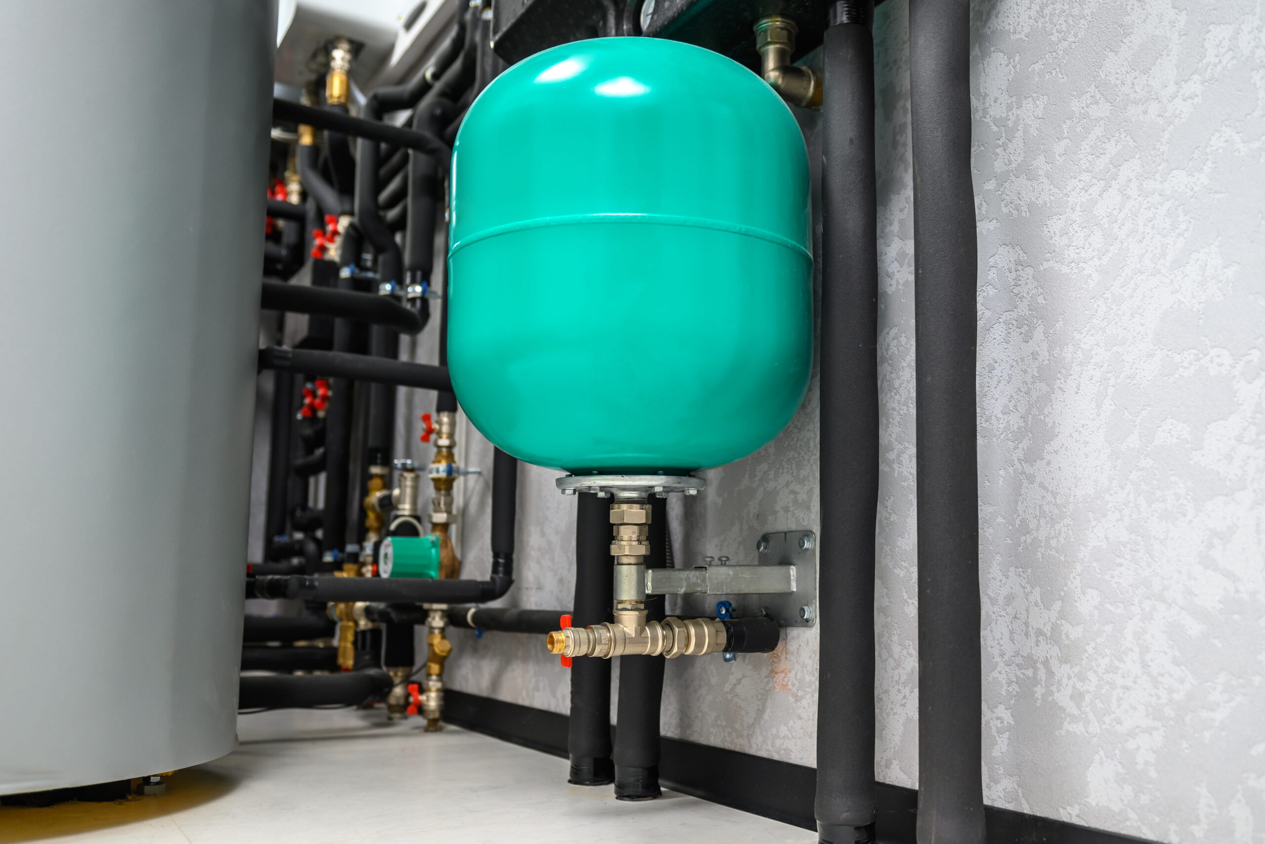 Well pump and pressure tank system
